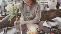 Bicara soal akting, aktris senior ini sih sudah dihujani banyak penghargaan. Kabarnya, ia mengadakan reuni dengan pemain Sercet Garden beberapa waktu lalu. Foto: Instagram hajiwon1023
