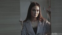 Ada banyak cerita unik yang dialami Luna sebelum dan setelah syuting film tersebut, seperti bolak-balik Rusia.