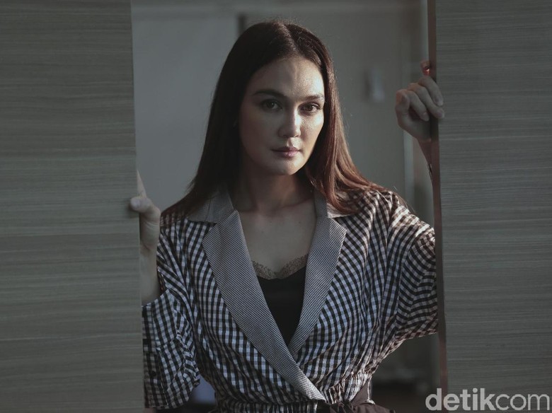 Luna Maya: Jangan Terlalu Mencintai Sampai Yakin Dicintai Juga Luna Maya: Jangan Terlalu Mencintai Sampai Yakin Dicintai Juga