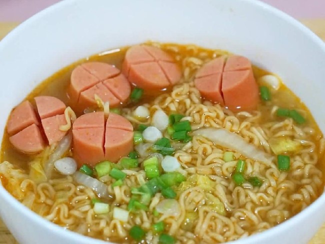 Mi Instan hingga Warteg, 5 Makanan Kampus yang Selalu Bikin Kangen!