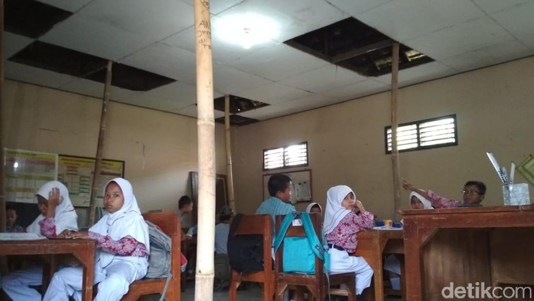 KPAI Minta Bupati Kudus Tangani SD yang Atapnya Disangga Bambu KPAI Minta Bupati Kudus Tangani SD yang Atapnya Disangga Bambu