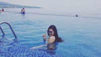 Putri pernah liburan ke Manado bersama dengan keluarganya. Di sana, ia menyempatkan diri berendam di Four Points by Sheraton (17.putrijuby/Instagram)