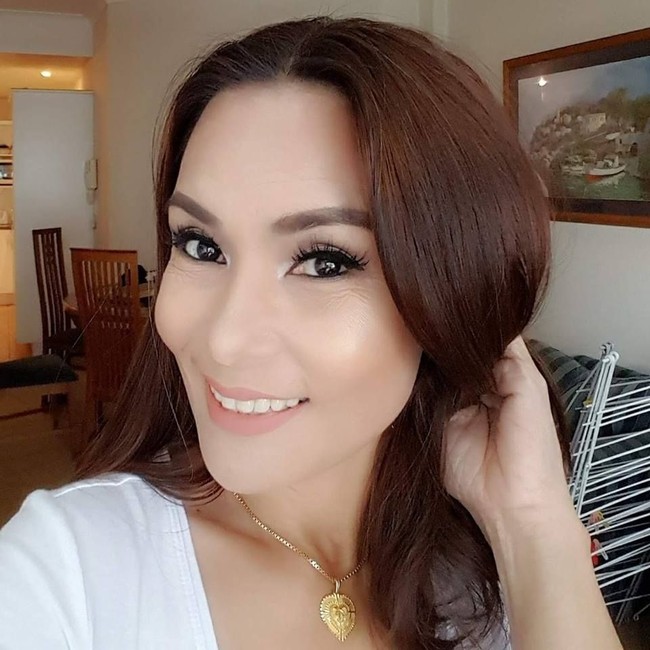 Meskipun terlihat kerutan di bagian bawah matanya, penampilan Babylyn tetap memukau. Foto: Facebook