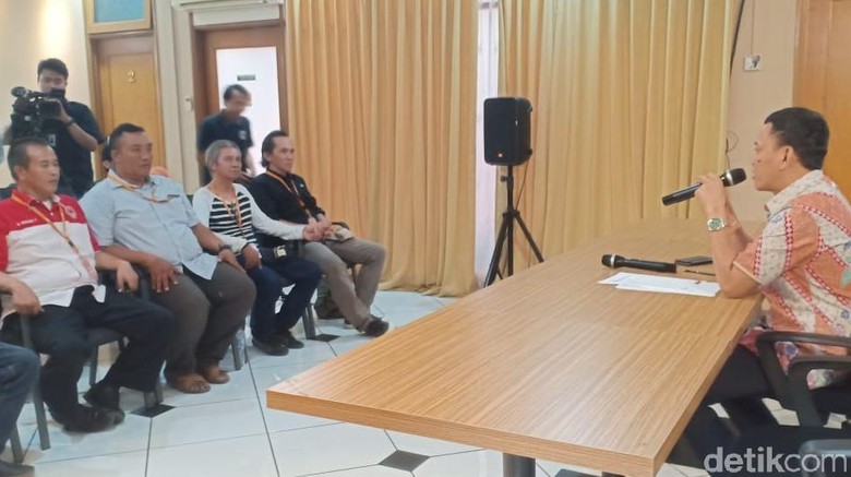 Driver Ojek Online Ngadu ke Timses Jokowi Soal Di-Suspend Sepihak Driver Ojek Online Ngadu ke Timses Jokowi Soal Di-Suspend Sepihak