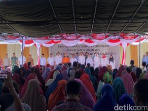 Bagi Bantuan Korban Gempa di NTB, Jokowi: Pakai untuk Bangun Rumah