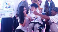 Foto ini diambil saat acara One Day for Children di lapangan Tanjung itu Jalan Raya Tanjung Bayan, Pamenang, Lombok Utara. (Foto: Matius Alfons/detikcom)