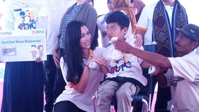 Potret Istri Mensos Saat Hibur Anak-anak Korban Gempa Lombok