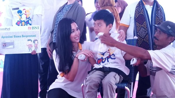 Potret Istri Mensos Saat Hibur Anak-anak Korban Gempa Lombok