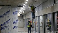 Sementara area komersil stasiun berada di kedalaman sekitar 3 meter dari permukaan jalan atau 1 lantai di atas area peron penumpang. Di area ini nantinya masyarakat yang ingin sekedar nongkrong di stasiun atau tidak menggukan MRT bisa masuk ke dalam.