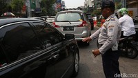 Kendaraan tampak bergerak pelan karena macet.