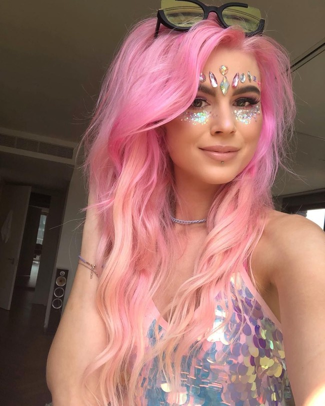 Matilda Winberg mungkin tidak menyebutkan dirinya adalah seorang gamers. Namun sejumlah foto di Instagram menunjukkan kecintaan akan game. Tak heran jika wanita yang hobi gonta-ganti warna rambut ini punya banyak follower. Foto: Instagram Instagram @matildawinberg