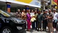 Direktur Utama Bank Mantap Josephus K. Triprakoso didampingi jajaran direksi menyerahkan hadiah langsung All New Kijang Innova kepada nasabah program tabungan siMantap tentukan hadiahmu di Bali, Rabu (17/10). Foto: dok. Bank Mantap