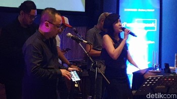 Sebelum acara dimulai, diihibur oleh band musik dari JPP. Mereka memainkan musik menggunakan smartphone Samsung Galaxy Note 9. ( Foto: detikINET/Adi Fida Rahman)