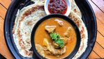 Nyamm! 10 Roti Canai Gurih dengan Kuah Kari Kental yang Lezat