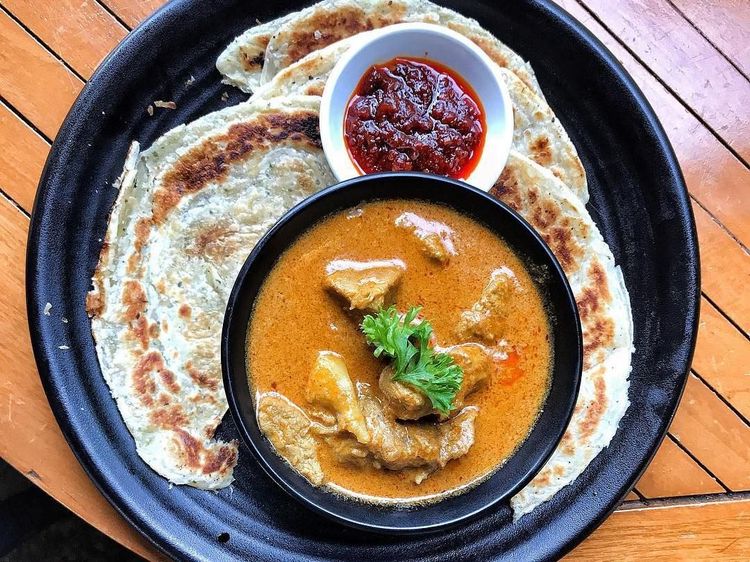 Nyamm! 10 Roti Canai Gurih dengan Kuah Kari Kental yang Lezat