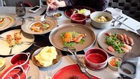 Makan makanan Indonesia dengan tampilan yang modern memang paling enak. Ada ayam bakar dan sop buntut yang siap dinikmati Astrid. Badannya kecil tapi makannya banyak juga ya. Foto: instagram @astridtiar127