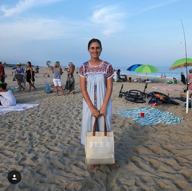 Di 2017, Lauren telah memberikan sebanyak 100 juta makanan. Cucu mantan presiden ini tak hanya dikenal cantik namun juga dermawan. Foto: Instagram (@laurenblauren)