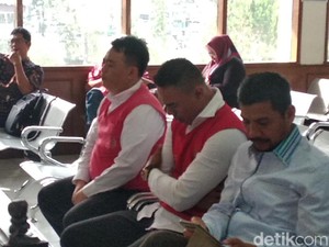 Jelang Sidang Putusan Penipuan Umrah, Jemaah Pro Bos SBL Berselawat
