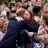 Tak hanya mengobrol, Pangeran Harry bahkan sempat memeluk perempuan tersebut. Lihat ekspresi wajahnya saat dipeluk sang pangeran. (Foto: Getty Images)