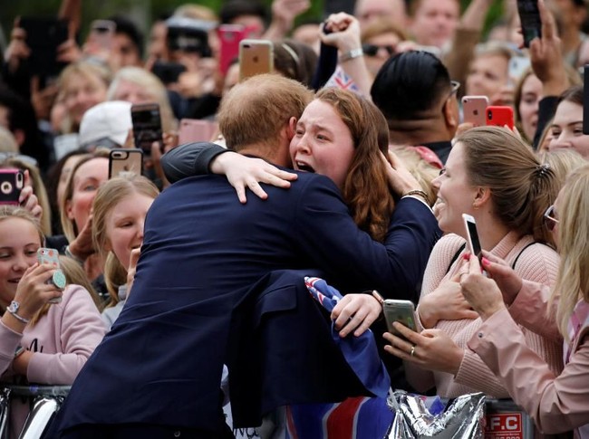 Tak hanya mengobrol, Pangeran Harry bahkan sempat memeluk perempuan tersebut. Lihat ekspresi wajahnya saat dipeluk sang pangeran. (Foto: Getty Images)