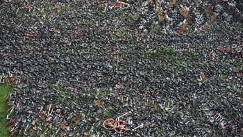 Di berbagai kota di China, muncul gunungan sepeda yang dibuang dan terabaikan. Foto: Getty Images