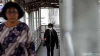 Walaupun begitu warga masih nekat menyebrang JPO.