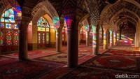 Masjid Nasir Al Mulk didirikan atas perintah Mirza Hasan Ali Nasir Al Mulk, pemimpin Dinasti Qajar dan selesai dibangun pada tahun 1888. Dalam perjalanannya, masjid ini disebut sebagai Masjid Pink karena banyaknya ubin berwarna pink. Istimewa/Boredpanda.