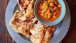 Nyamm! 10 Roti Canai Gurih dengan Kuah Kari Kental yang Lezat