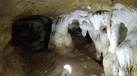 Nah, lorong di gua Lalay inilah yang diduga sangat panjang, sehingga jarang ada orang berhasil sampai ke ujung gua. Kondisinya yang gelap serta cukup sempit menyebabkan orang yang mencoba menelusuri gua terpaksa kembali lagi. (Dadang/detikTravel)