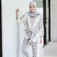 Mengandung anak ketiga di usia muda, Natasha Rizki tetap tampil menawan. Gayanya yang simpel tetap memiliki daya tarik tersendiri. Foto: Instagram/natasharizkynew