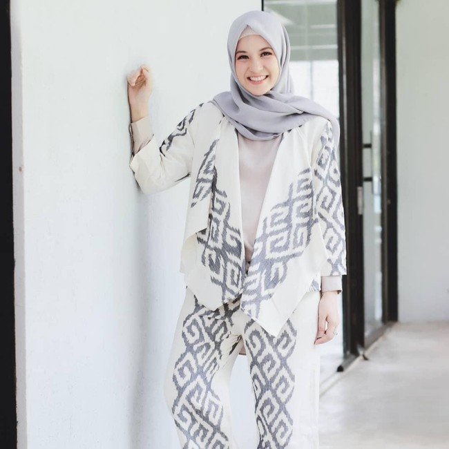 Mengandung anak ketiga di usia muda, Natasha Rizki tetap tampil menawan. Gayanya yang simpel tetap memiliki daya tarik tersendiri. Foto: Instagram/natasharizkynew