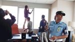 Penampakan Peluru dan Lubang di Dinding Ruangan Effendi Simbolon