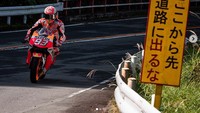 Semua pengguna jalan yang dilewat Marquez pun hanya bisa bengong melihat perilaku pebalap asal Spanyol itu. Foto: Instagram/motogp