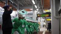 Cospaly ini untuk menyambut peresmian jalur Shinkansen baru dan Stasiun Shin Shichinohe Towada di Kota Sichionahe. (Shibuya Hayabusa Piercing Corps/Facebook)