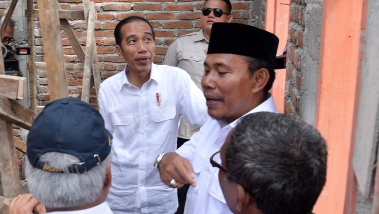 Jokowi Tinjau Pembangunan Rumah Tahan Gempa di Sumbawa Barat Jokowi Tinjau Pembangunan Rumah Tahan Gempa di Sumbawa Barat