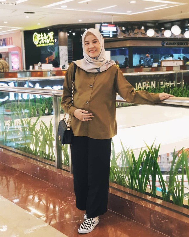 Natasha Rizky juga memilih dress yang longgar agar nyaman dipakai beraktivitas. Pilih dress berpotongan simpel dengan bahan yang menyerap keringat. Foto: Instagram/natasharizkynew