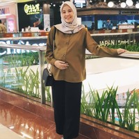 Natasha Rizky juga memilih dress yang longgar agar nyaman dipakai beraktivitas. Pilih dress berpotongan simpel dengan bahan yang menyerap keringat. Foto: Instagram/natasharizkynew