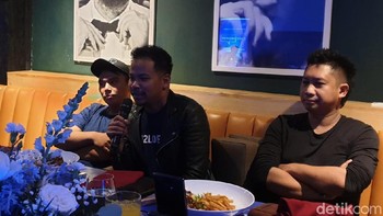 Rama, personil band Nidji yang juga sosok di balik akun Youtube Dapoer Gear, sedang menyampaikan opini. (Foto: detikINET/Adi Fida Rahman)