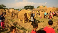 Festival jerami itu diselenggarakan di Desa Banjarejo, Grobogan, Jawa Tengah. Festival yang menampilkan diorama beragam hewan purba yang dibentuk dari jerami itu berlangsung dari tanggal 17 Oktober hingga 28 Oktober mendatang. Antara Foto/Yusuf Nugroho.