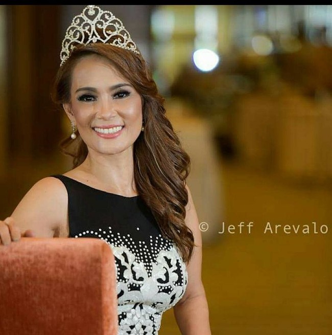 Pemilik nama asli Jocelyn Simons Decena ini pernah memenangi kontes kecantikan dan meraih mahkota untuk ajang Miss Grandma Universal 2016, yang digelar di Sofia, Bulgaria. Foto: Facebook