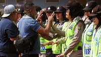 Polwan melakukan negosiasasi dengan pendemo.