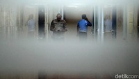 Pagi ini polisi menyisir lantai-lantai di Gedung Nusantara I DPR, Senayan. Hal ini berkaitan dengan peristiwa dan temuan peluru nyasar di Gedung DPR sejak tiga hari lalu.