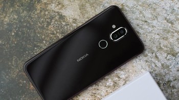 Selain ungu, tersedia pilihan warna hitam, silver dan biru.  Foto: Sina Mobile