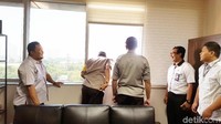 Polisi tampak memeriksa jendela, dinding, dan sudut-sudut ruangan (Foto: Zunita Amalia Putri/detikcom)