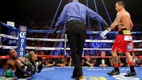 Pada 13 September 2014, Mayweather Jr menghadapi Marcos Maidana dalam rematch perebutan sabuk juara WBA dan WBC kelas welter di MGM Grand Garden Arena. Dalam duel itu, Mayweather Jr menang angka mutlak, hasil yang lebih baik dari pertemuan pertamanya ketika hanya menang majority decision. (Foto: Al Bello/Getty Images)