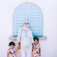 Agar tetap terlihat glowing, pilih warna-warna cerah. Warna seperti kuning, biru muda, dan merah muda bisa jadi pilihan tepat untuk bumil. Foto: Instagram/natasharizkynew