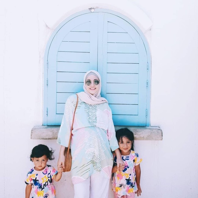 Agar tetap terlihat glowing, pilih warna-warna cerah. Warna seperti kuning, biru muda, dan merah muda bisa jadi pilihan tepat untuk bumil. Foto: Instagram/natasharizkynew