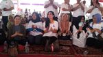 Potret Istri Mensos Saat Hibur Anak-anak Korban Gempa Lombok