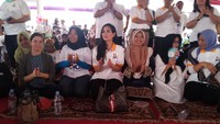 Istri Menteri Sosial Loemongga Agus Kartasasmita mengunjungi Lombok dalam rangka menghadiri acara One Day for Children. (Foto: Matius Alfons/detikcom)