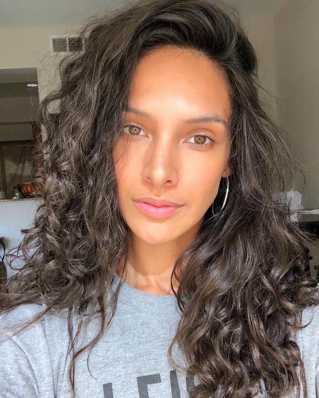 Gamers satu ini adalah seorang model. Tak heran jika aksinya bermain game di situs streaming Twitch juga banyak ditonton para pria. Salah satu game favoritnya adalah Fortnite. Foto: Instagram @sadie_bee